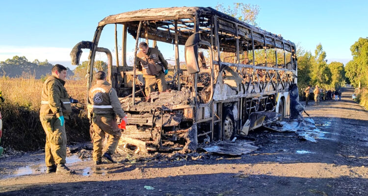 “Forzaron la puerta para salir”: atacan e incendian bus con trabajadores dentro en La Araucanía