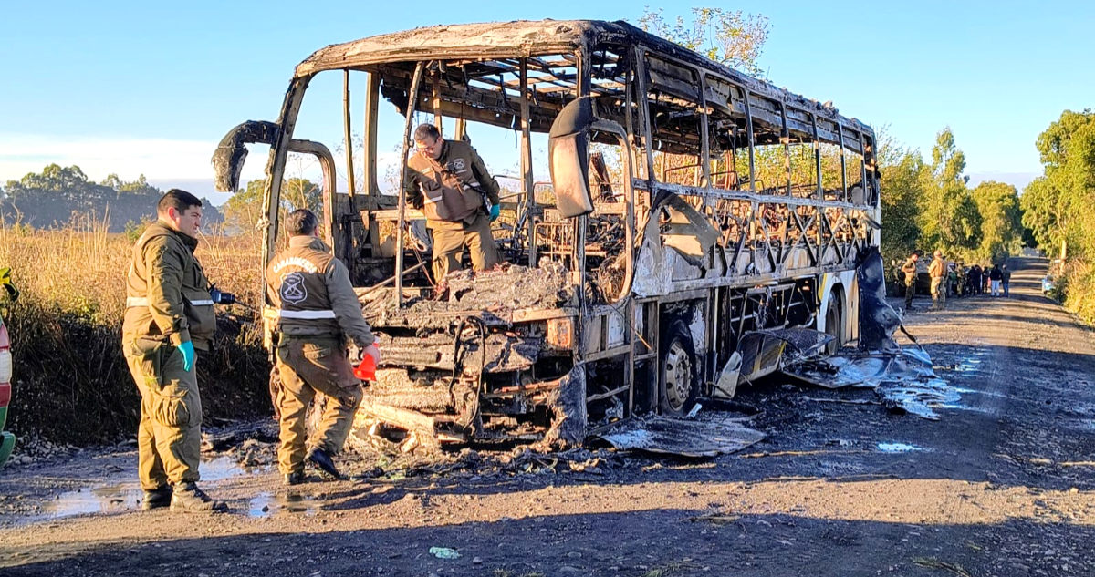 “Forzaron la puerta para salir”: atacan e incendian bus con trabajadores dentro en La Araucanía