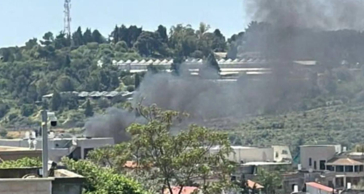 Humo saliendo del edificio dañado en Arab al-Aramshe, al norte de Israel