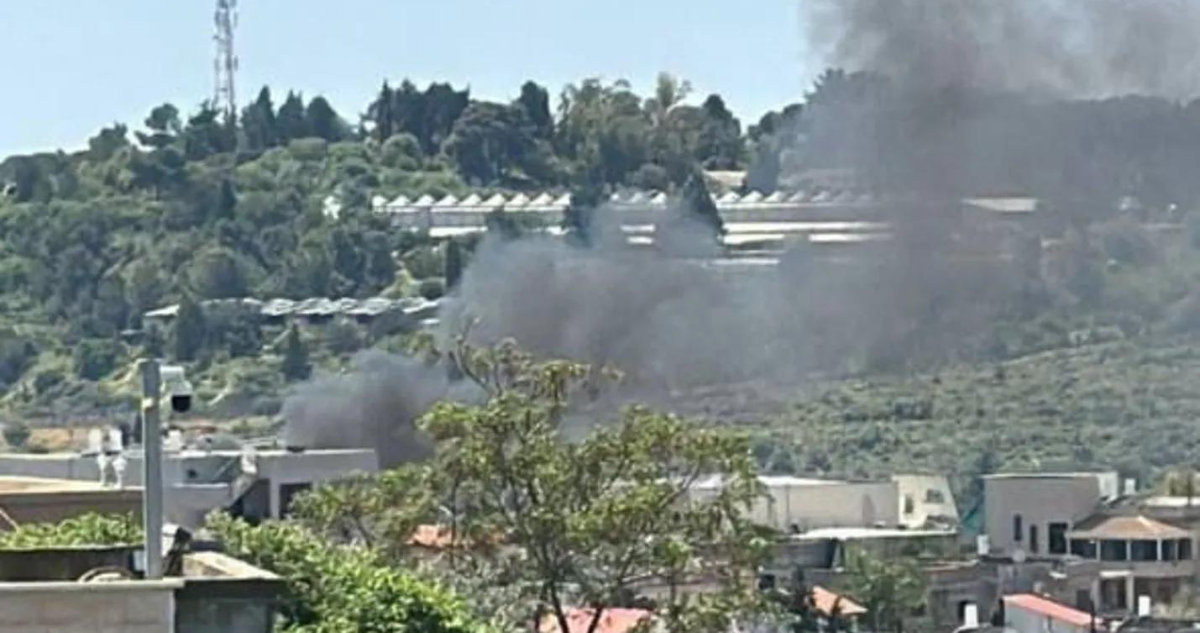 Humo saliendo del edificio dañado en Arab al-Aramshe, al norte de Israel