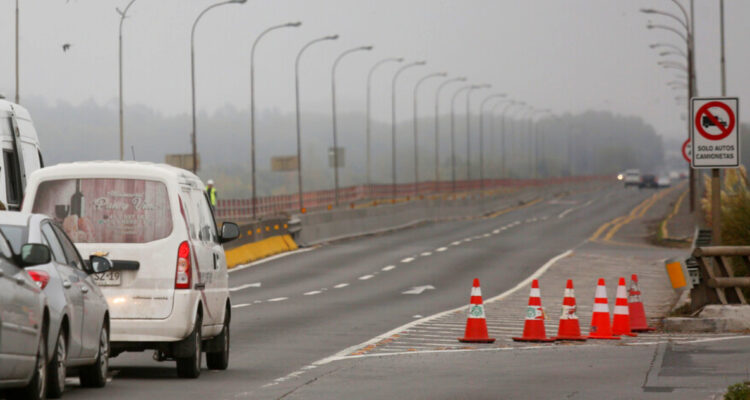Autoridades en alerta por frecuente paso de camiones por Puente Juan Pablo II pese a prohibición