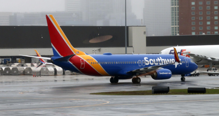 Un nuevo problema afectó un vuelo de un Boeing 737-800 con destino a Houston, luego de que el avión perdiera la cubierta de su motor.