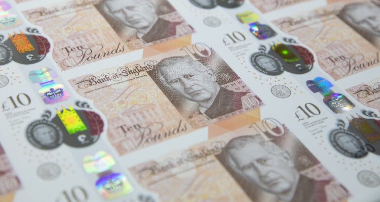 nuevos billetes de 10 libras con el rostro de Carlos III