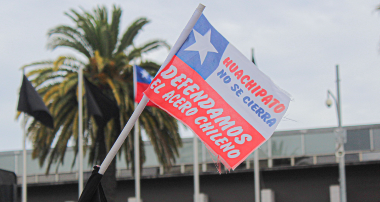 Bandera en poyo a Huachipato luego de saberse que revertirá plan de suspensión