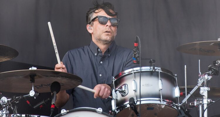 Baterista de Interpol no vendrá a Chile tras compleja cirugía: “Estaré fuera de la banda un tiempo”