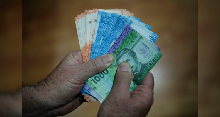 Detalle de billetes que suman 225 mil pesos