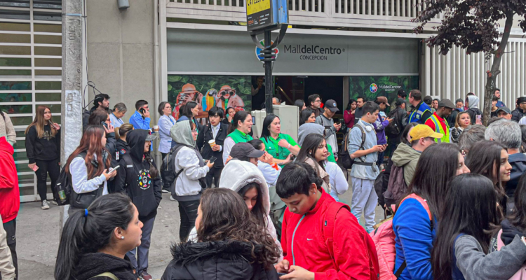 Gente en exterior de mall por caso de imputado por bombas de ruido