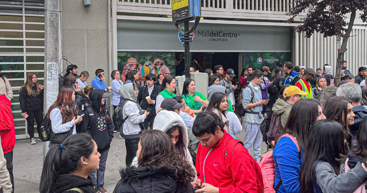 Gente en exterior de mall por caso de imputado por bombas de ruido