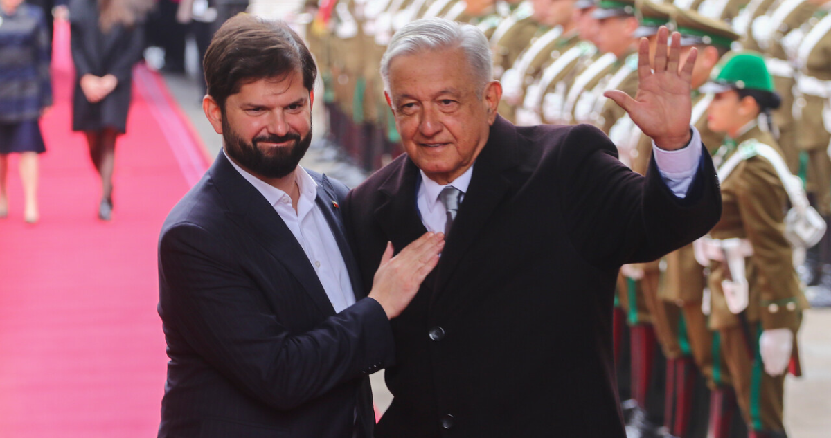 Boric manda abrazo fraterno a AMLO y repudia inaceptable irrupción de Ecuador en embajada mexicana