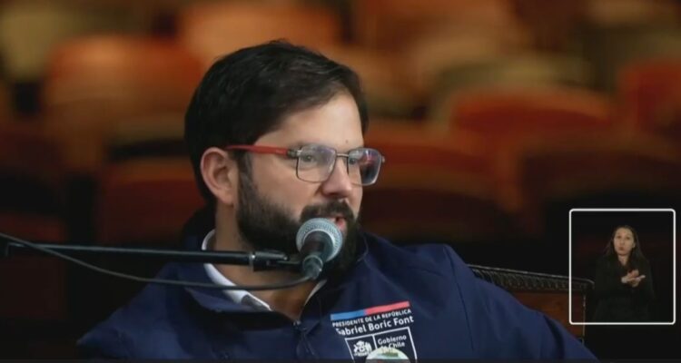 VIDEO | “La derecha me quitó las lágrimas”: la broma de Boric que sacó risas en acto del Día del Libro