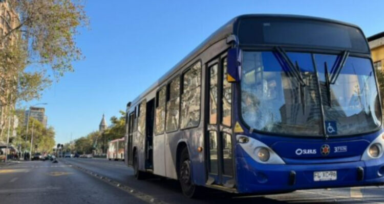 Ciclista muere tras ser atropellada por bus RED en Santiago: perdió el control de bicicleta
