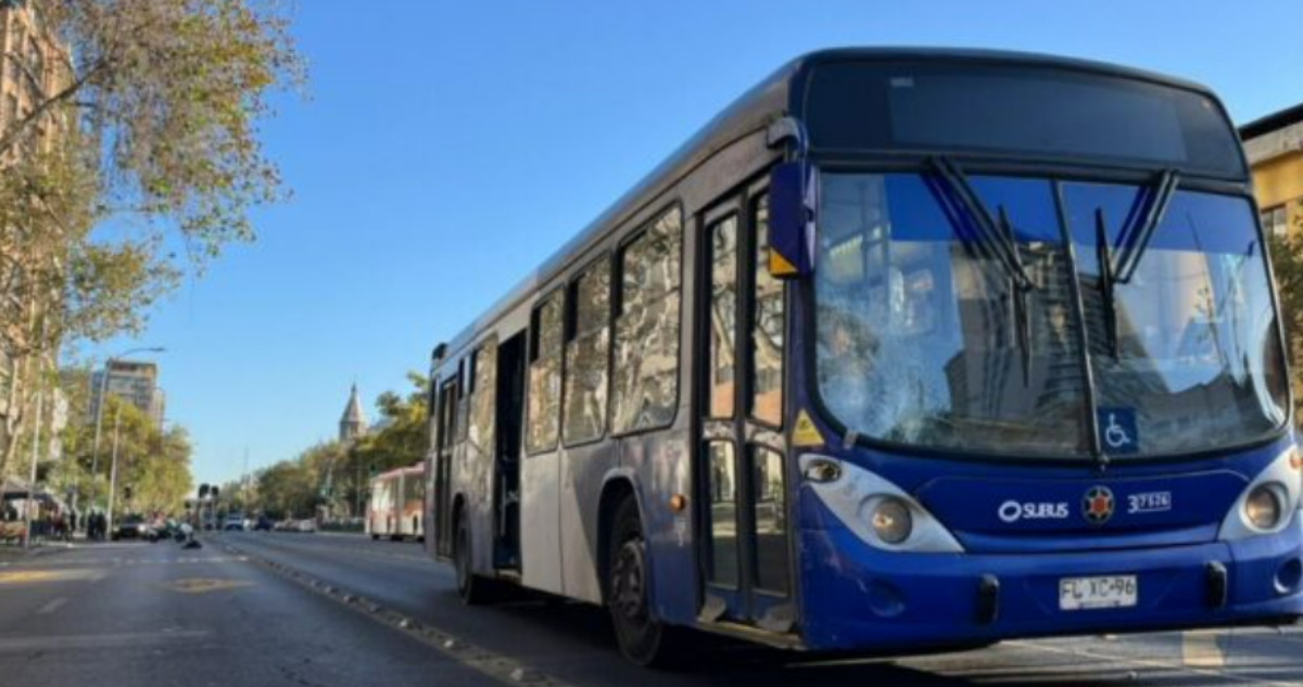 Ciclista muere tras ser atropellada por bus RED en Santiago: perdió el control de bicicleta