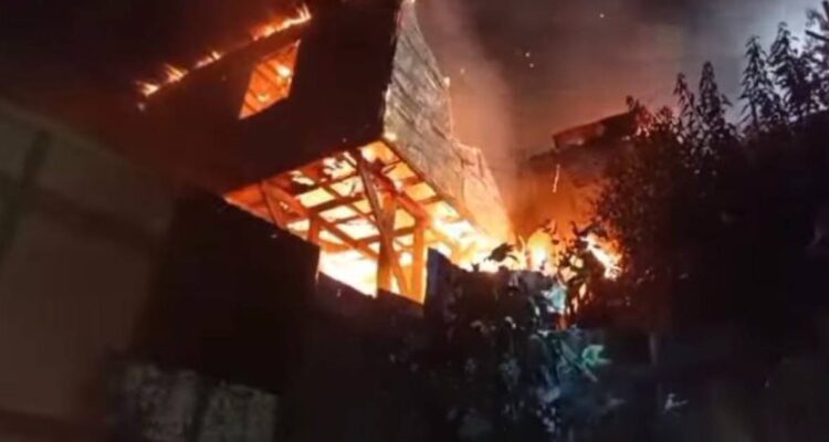 Hallan cadáver dentro de casa incendiada en ladera de cerro en Puerto Montt