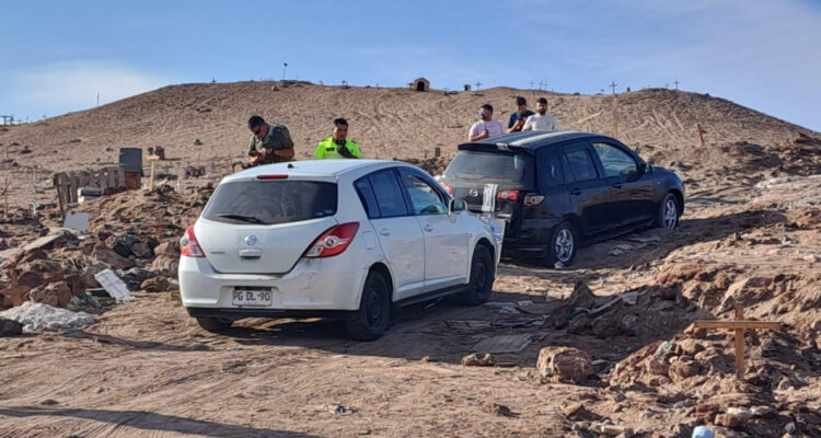 Encuentran tres cadáveres maniatados al interior de dos vehículos en el desierto en Alto Hospicio