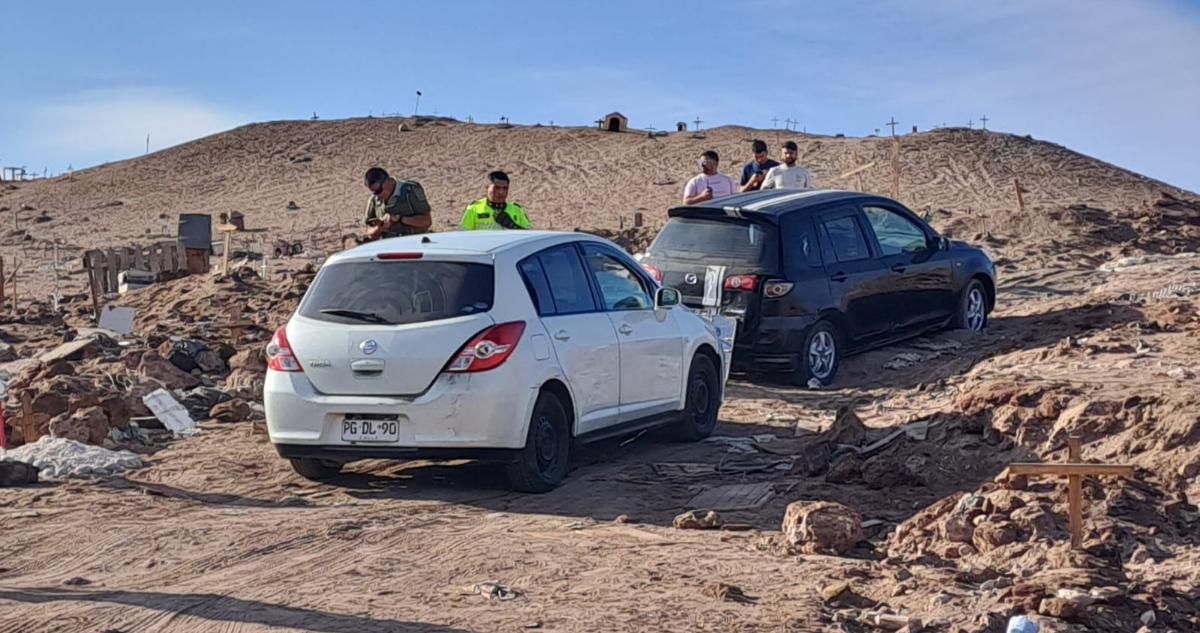 Encuentran tres cadáveres maniatados al interior de dos vehículos en el desierto en Alto Hospicio