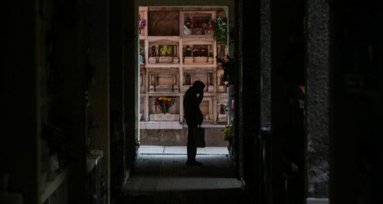Hombre pasó 40 minutos atrapado tras caer a tumba de cementerio en Viña del Mar