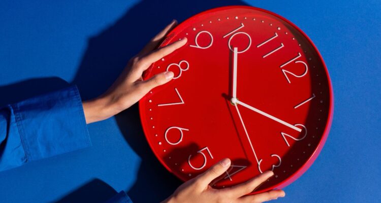 Cuándo es el cambio de hora de horario de invierno al de verano en Chile y qué se hace con los relojes y el huso horario.
