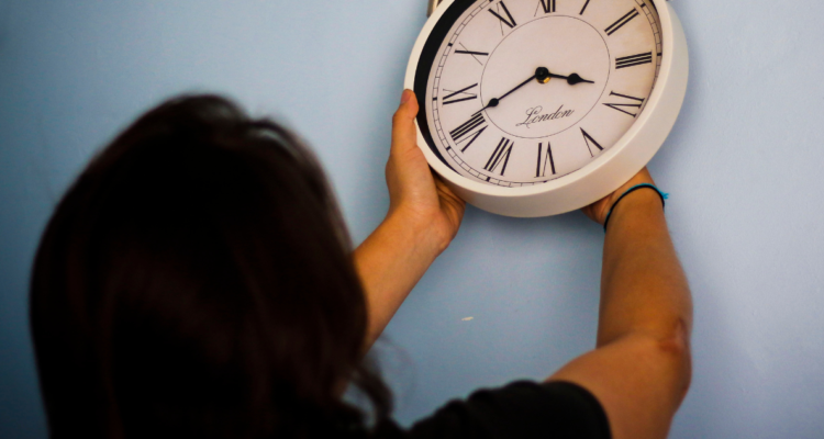 No más cambios de hora: Diputados UDI piden a Gobierno que establezca un huso horario en todo el país