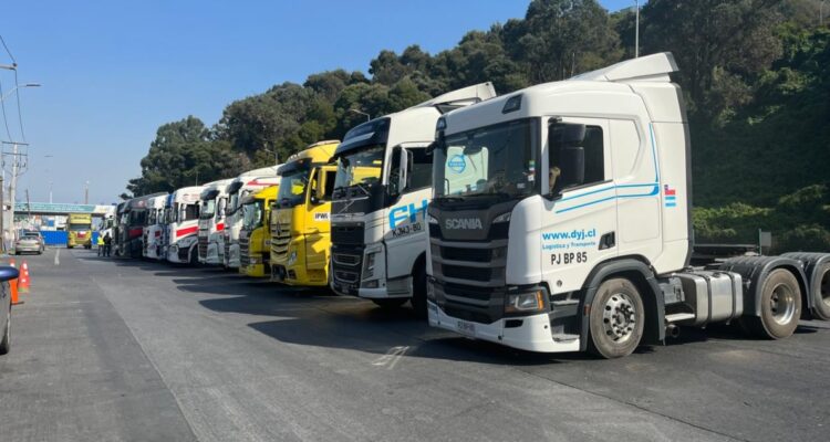 Camioneros paro Puerto Coronel