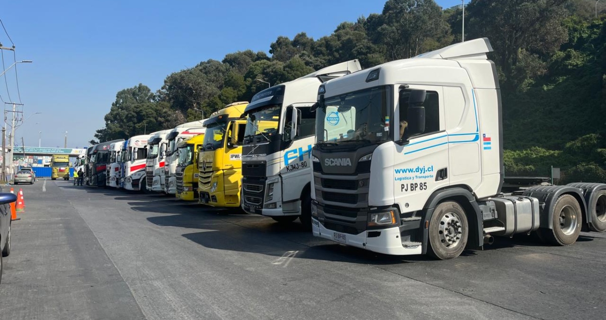 Camioneros paro Puerto Coronel