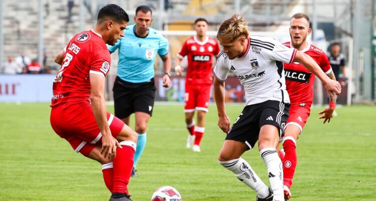 Colo Colo y La Calera se enfrentan por el Campeonato Nacional.