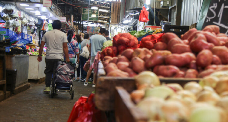 Cientos de personas asisten a La Vega Central para comprar alimentos y productos para la celebración del Año Nuevo 2024. (foto contexto canasta básica)