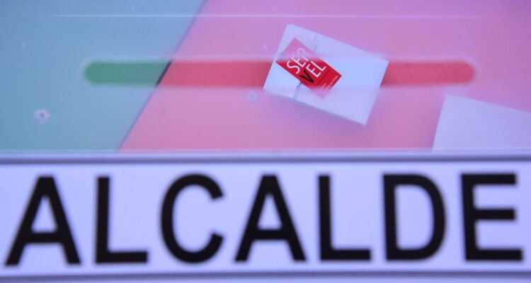 Todos los candidatos a alcalde para la región Metropolitana inscritos paras las elecciones primarias ante el Servel, cuál es su partido y pacto político.