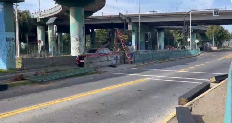 Una mujer grave deja caída de carga de camión sobre personas en San Pedro de la Paz