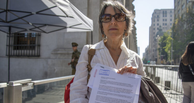 Mamá de Catalina Cayazaya entrega carta a Boric: pide más preocupación en salud mental de estudiantes