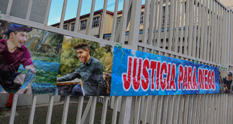 Pancarta con rostro de Diego Herrera por investigación a hermano de acusado