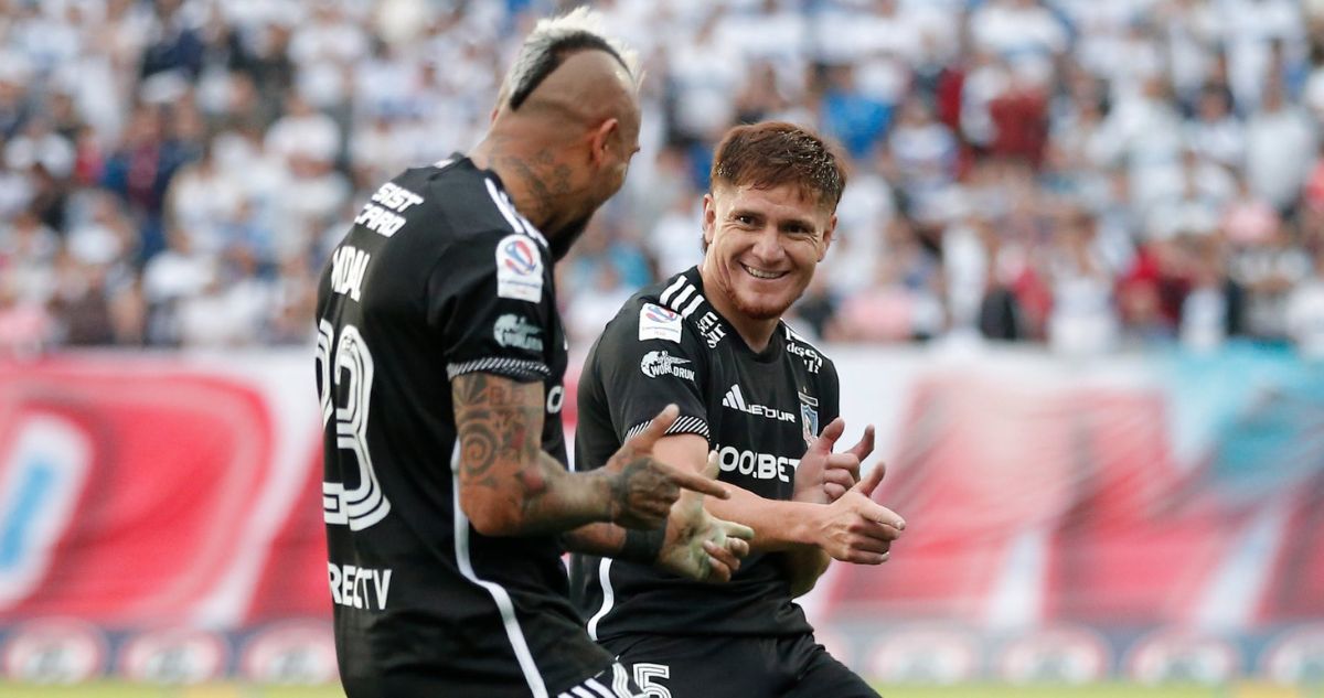 Arturo Vidal celebra su gol para Colo Colo ante Católica en el Santa Laura