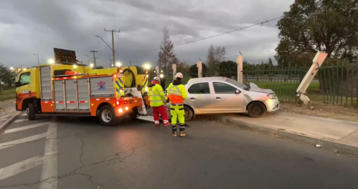 Conductor sufre accidente en la capital: terminó incrustado en reja de cementerio y luego fue asaltado