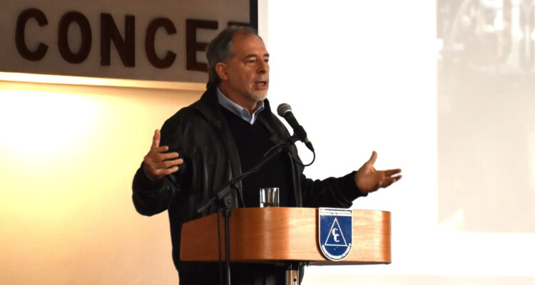 Coemco inicia año escolar con charla de Guido Girardi sobre inteligencia artificial en Chiguayante