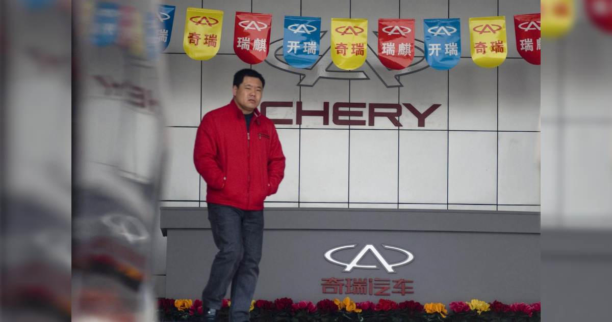 Un vendedor espera clientes hoy, 10 de diciembre de 2008, en una tienda de carros Chery en Qindao (China)