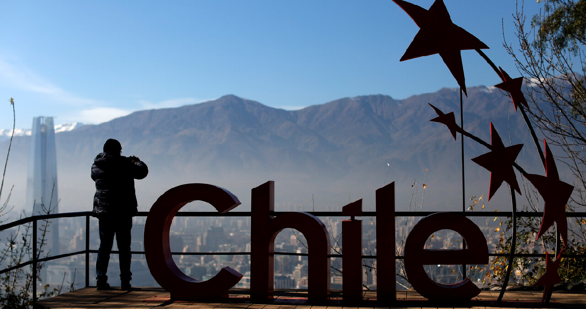 Vista panoramica de la Capital de Santiago. Se aprecia en primer plano una estructura con el logo de marca chile