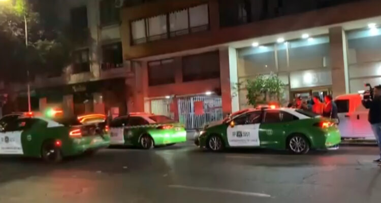 Sujeto se lanza de tercer piso en procedimiento policial en Santiago: cinco detenidos por ley de armas