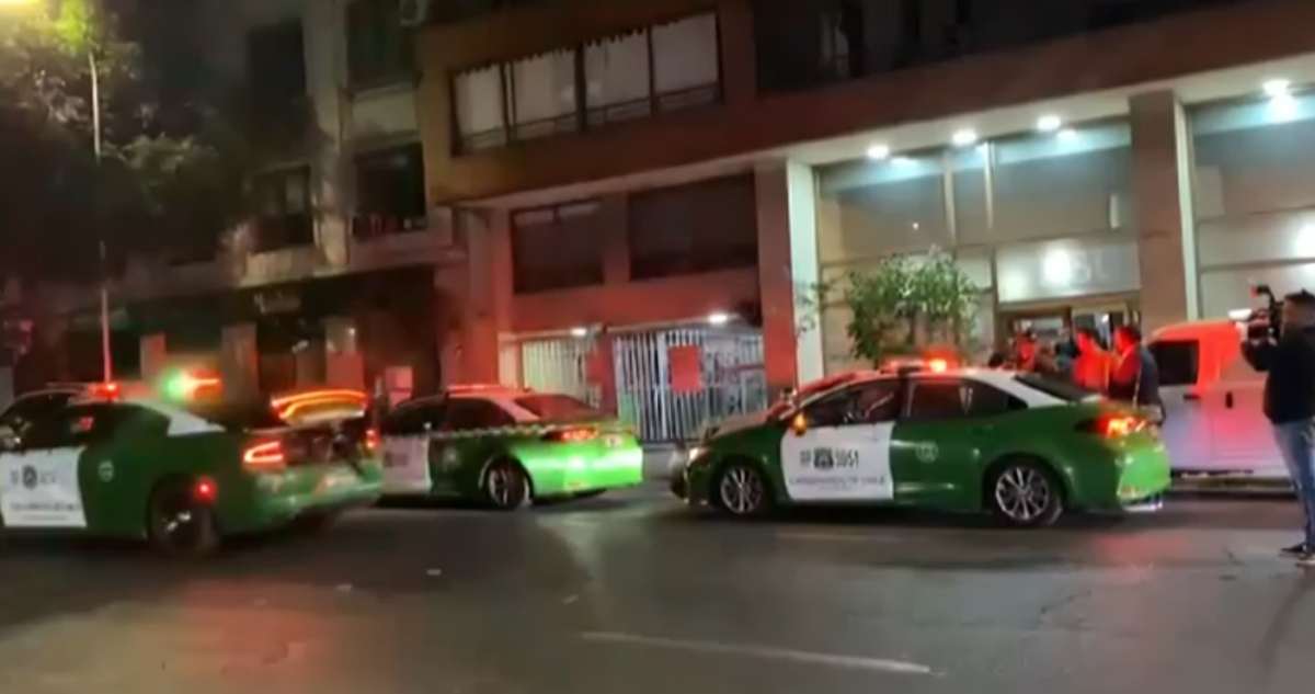 Sujeto se lanza de tercer piso en procedimiento policial en Santiago: cinco detenidos por ley de armas