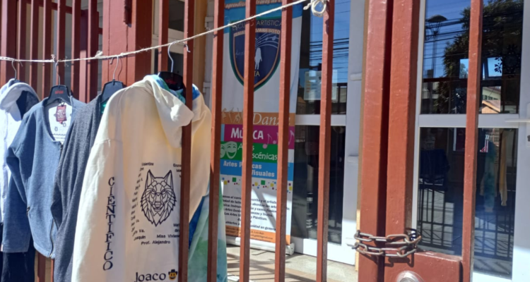 Frontis de escuela en Lota cuyas clases se suspendieron por amenazas