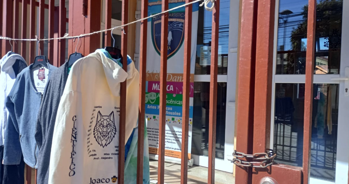 Frontis de escuela en Lota cuyas clases se suspendieron por amenazas