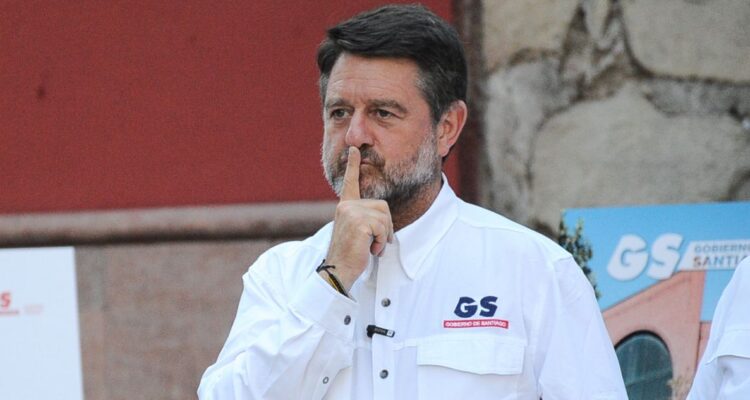 Orrego (ex DC) junta firmas para reelegirse como gobernador de la RM ante indefinición del oficialismo