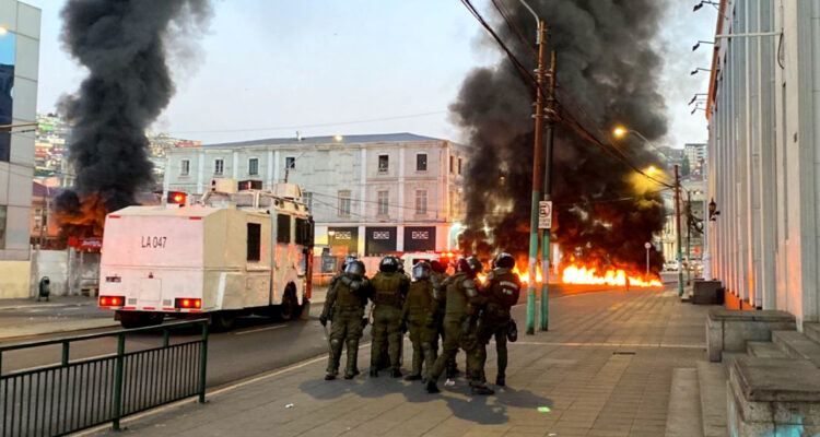 Con barricadas incendiarias trabajadores portuarios inician paro nacional de advertencia