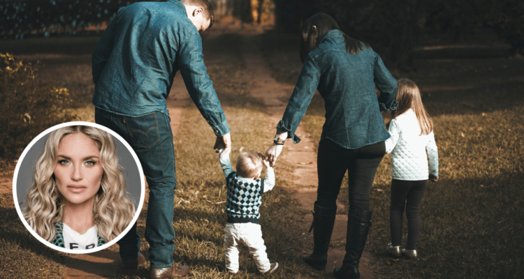 Familia en referencia a Constelaciones familiares y miniatura de Kenita Larraín por su explicación