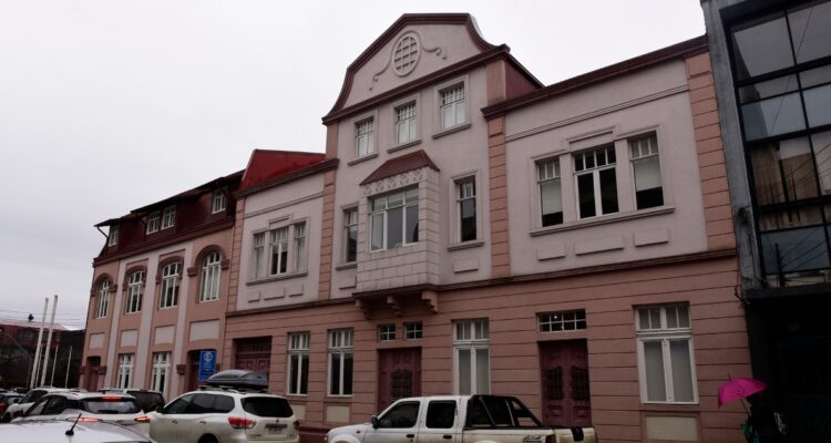 Crisis financiera de la UACh: sindicato de docentes aprueba negociar décimo tercer sueldo