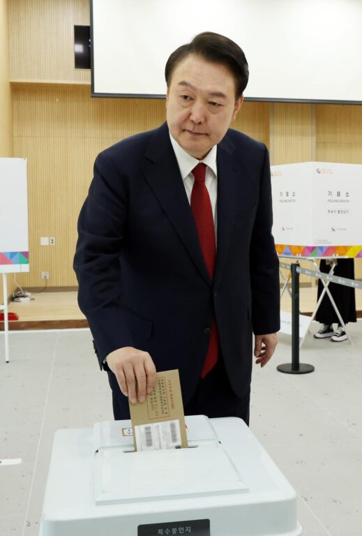 Yoon Suk-yeol votando en un colegio electoral en Busan, Corea del Sur, el 5 de abril 