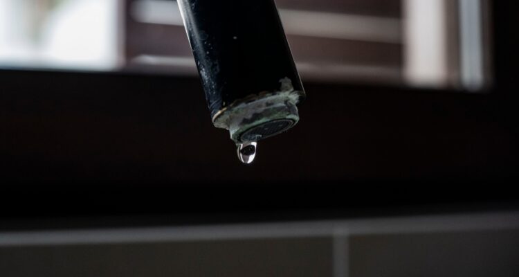 Sernac demanda a Essbio y pide compensación por corte de agua que han afectado a más de 700 mil clientes entre Bío Bío a O´Higgins