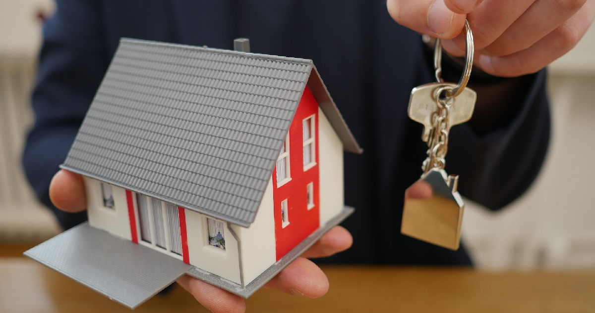 imagen de una casita en miniatura y unas llaves (contexto créditos hipotecarios)