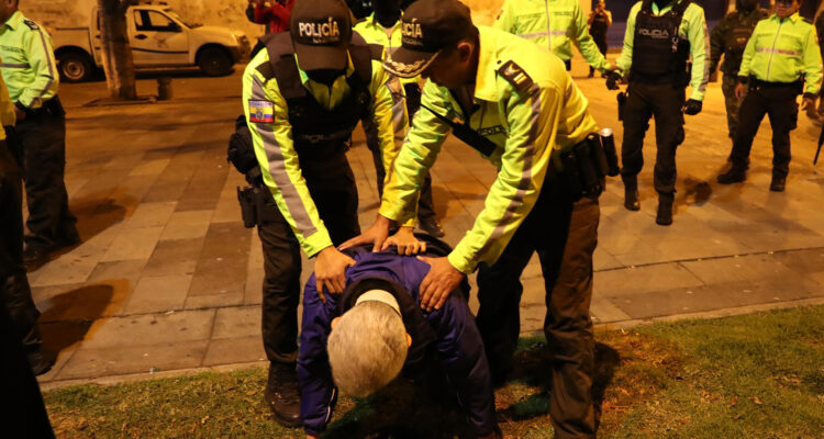 El jefe de Cancillería de México, Roberto Canseco, siendo reducido por policías ecuatorianos