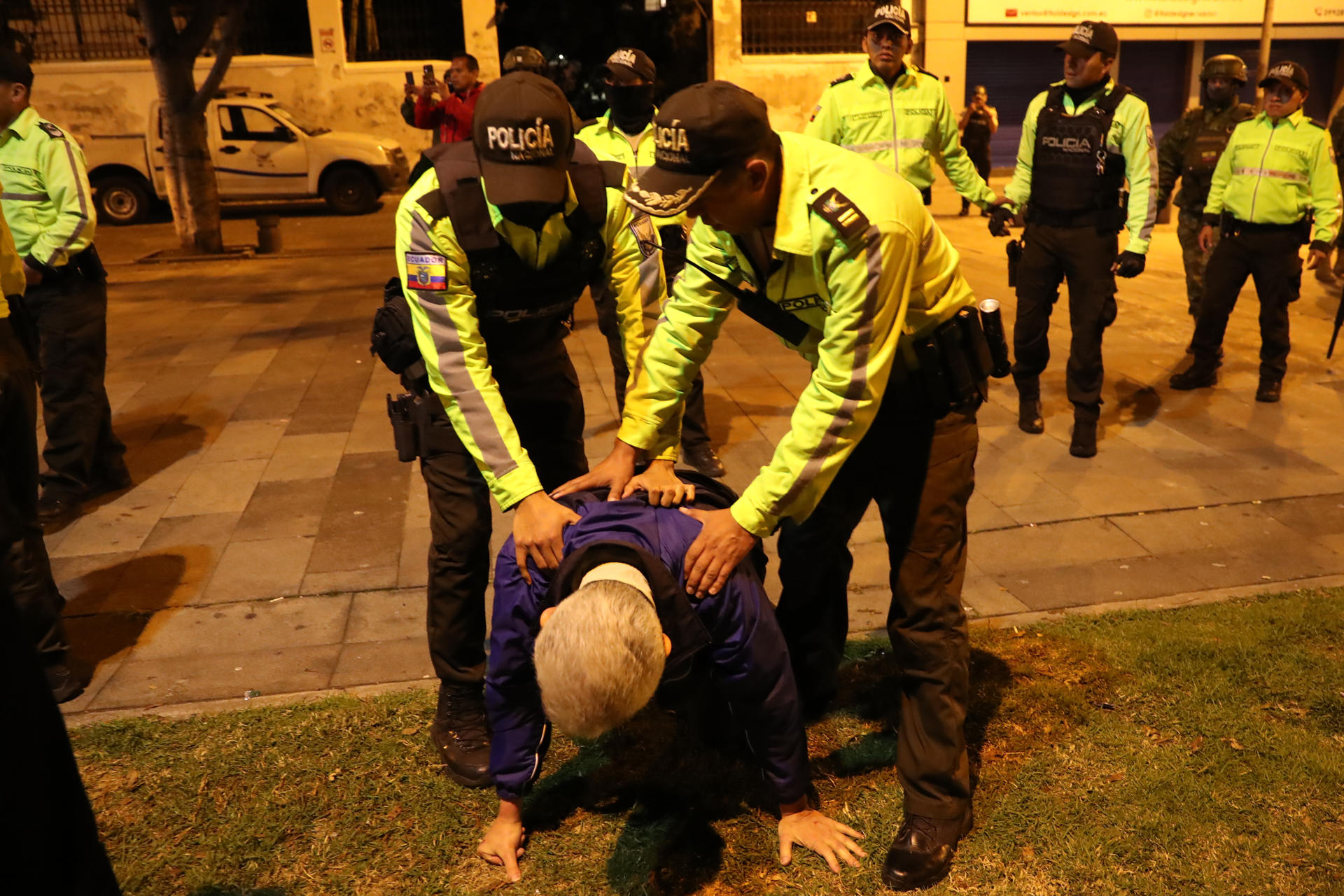 El jefe de Cancillería de México, Roberto Canseco, siendo reducido por policías ecuatorianos