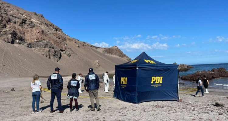 Encuentran cadáver en sector Playa Blanca de Iquique: recibió cuatro balazos en el cuello y la cabeza