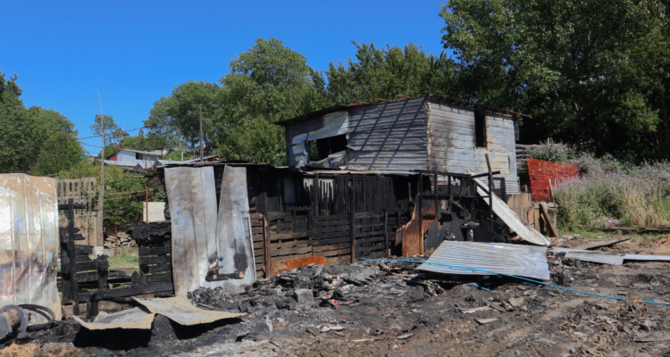 Vivienda quemada el en marco de incendio en Coronel cuyo cuerpos de víctimas aún no son sepultados